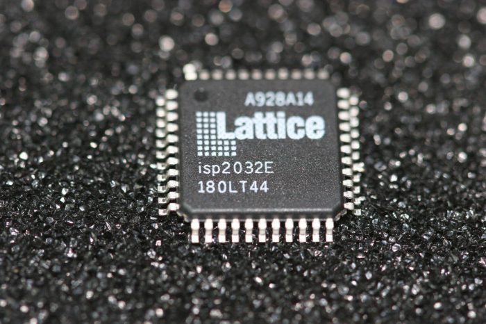 ISP2032E Lattice PLD 44 pin SMD