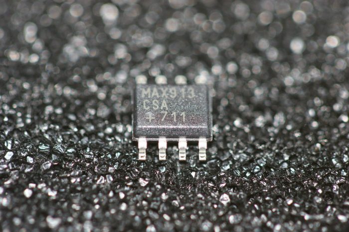 MAX913CSA Ultra Fast 10ns Precision Comparator SMD MAX913