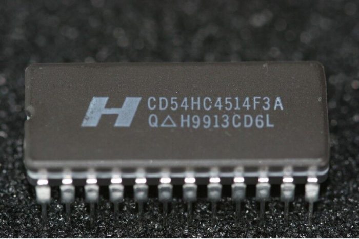 CD54HC4514F3A Harris 4-to-16-Line Decoder/Demultiplexer with Input Latches