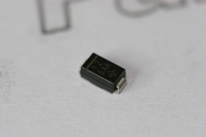 Vishay 12V 1W Zener Diode SMD SML4742-E3/61