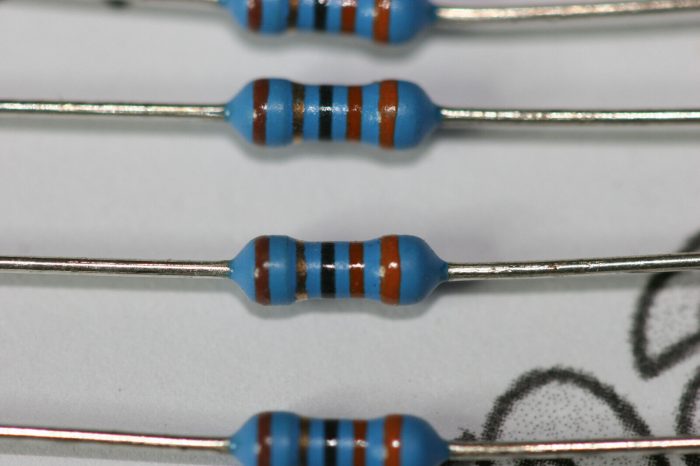 33R 1% Metal Film Resistor 0.6W 250V 50PPM MF0207 DMR25 Dubilier - Image 2